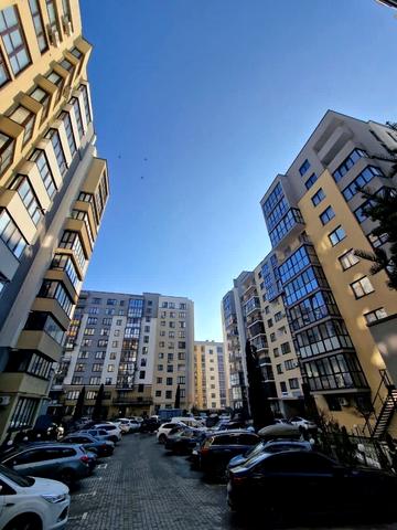 Степана Бандери просп., 36