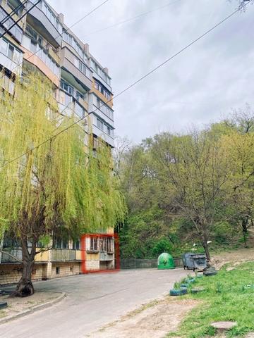 Нижньоюрківська вул., 13
