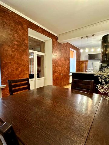 Кирила і Мефодія вул., 25