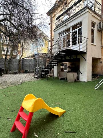 Кирила і Мефодія вул., 25