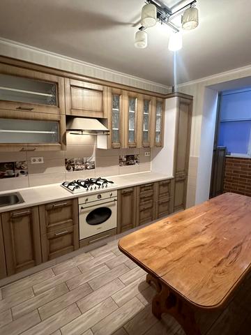 Хотинська вул., 12