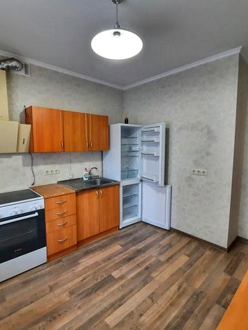 Валерія Лобановського вул., 25