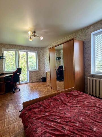 Космонавтів вул., 52