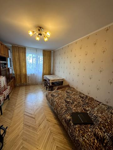 Каховська вул., 17