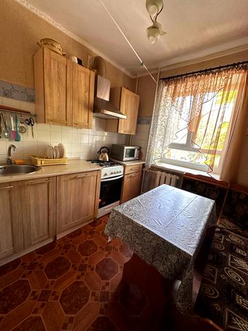 Варненська вул., 8