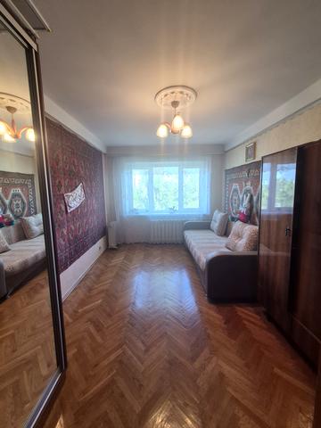 Героїв Космосу вул., 1