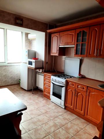 Космонавтів вул., 50