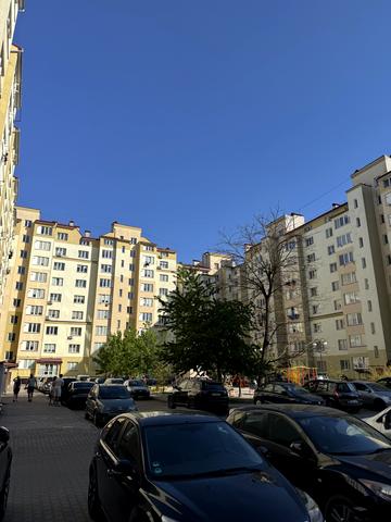 Яблунева вул., 2