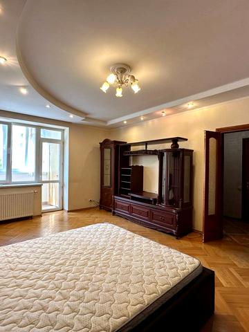 Леоніда Перфецького вул., 11а