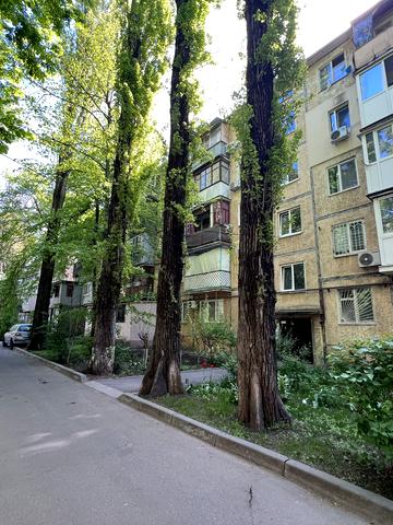 Космонавтів вул., 54