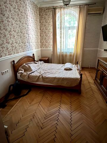 Богдана Хмельницького вул., 11
