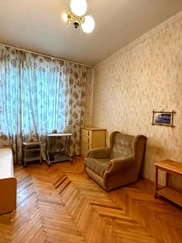 Івана Світличного вул. (Петровського), 2