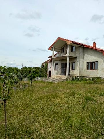Центральна, 8
