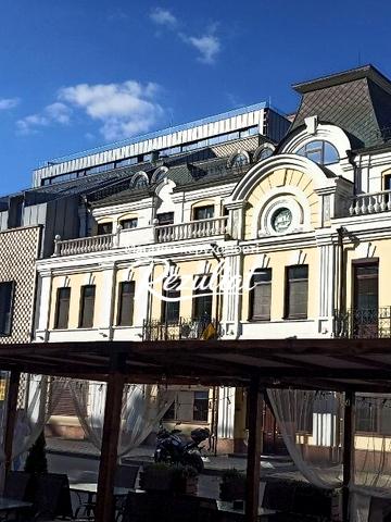 Петра Сагайдачного вул., 18