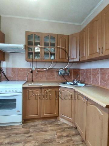 Тростянецька вул., 3