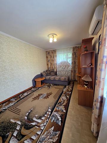 Космонавтів вул., 74