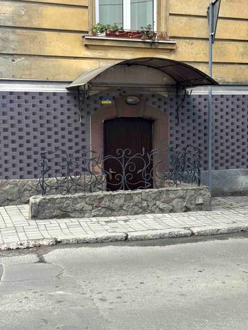 Скельна вул., 1