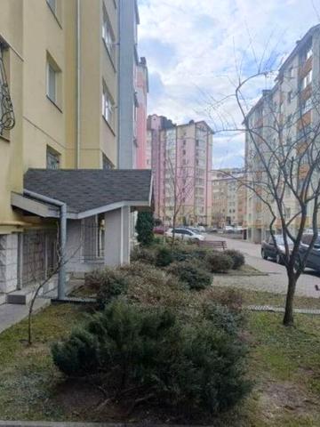 Тролейбусна вул., 32