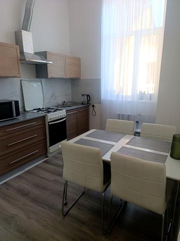 Листопадова вул., 6