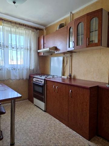 Космонавтів вул., 74