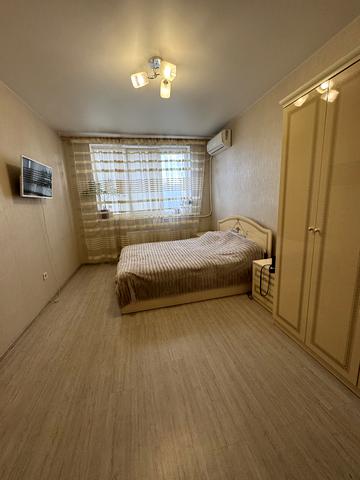 Віталія Нестеренка вул., 1б