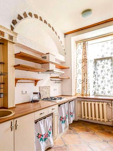 Рейтарська вул., 18
