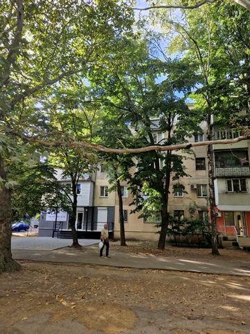 Варненська вул., 8
