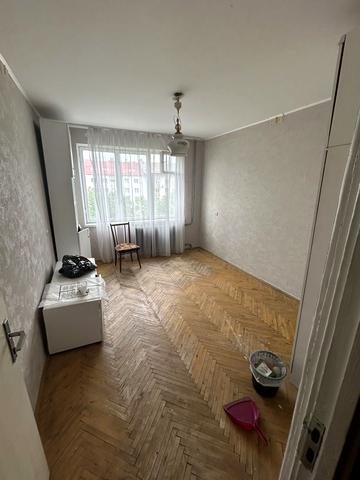 Тролейбусна вул., 12