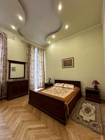 Богдана Хмельницького вул., 10
