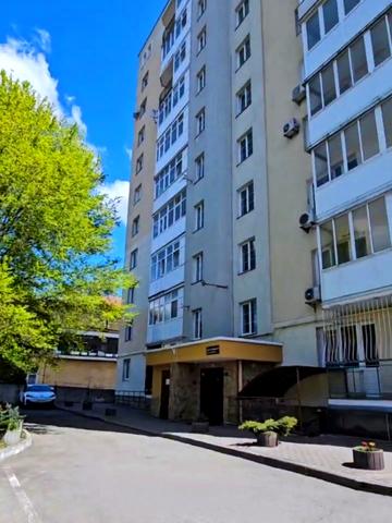 Академіка Лазаренка вул., 4б
