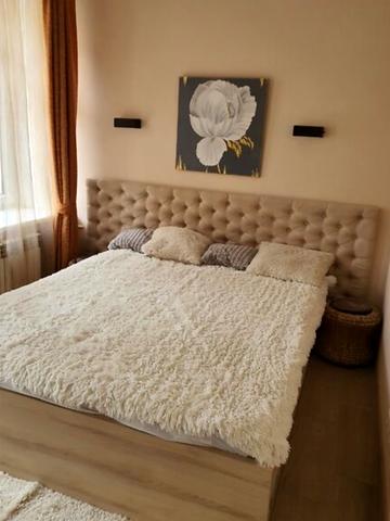 Бессарабська пл., 7