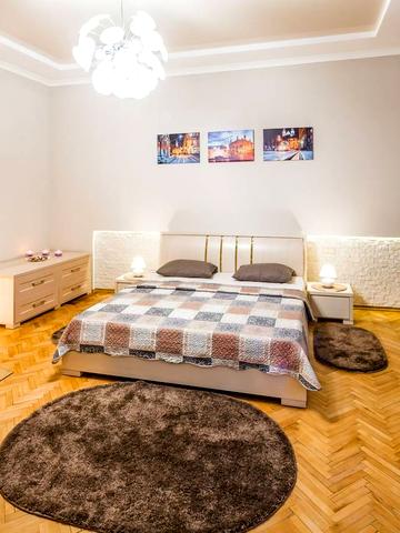 Театральна вул., 23