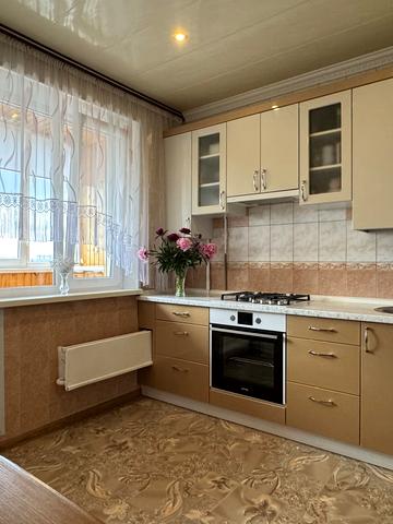 Захисників України вул., 32
