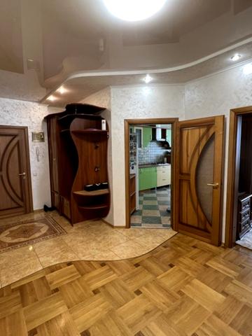 Коновальця вул., 11