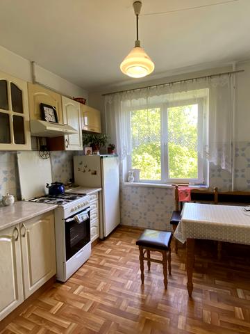 Героїв Крут бульв. (Героїв Сталінграду), 8