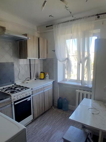 Космонавтів вул., 1