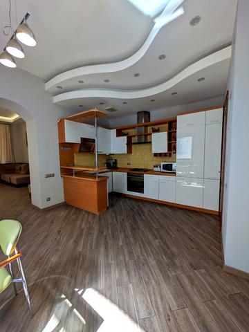 Богдана Хмельницького вул., 57