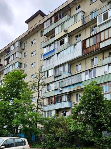 Мілютенка вул., 46