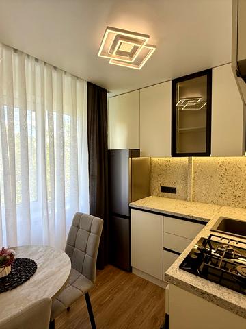 Квітки Цісик вул. (Гулі Корольової), 4