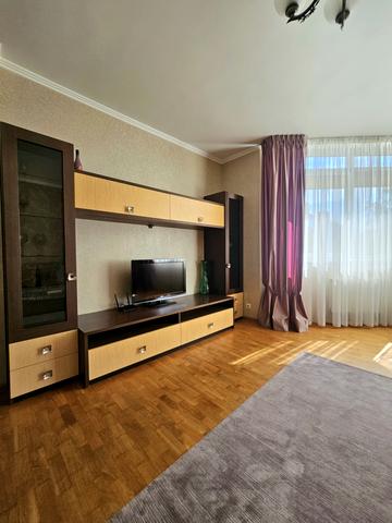 Бориспільська вул., 4