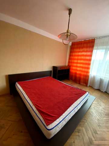 Будівельників вул., 19