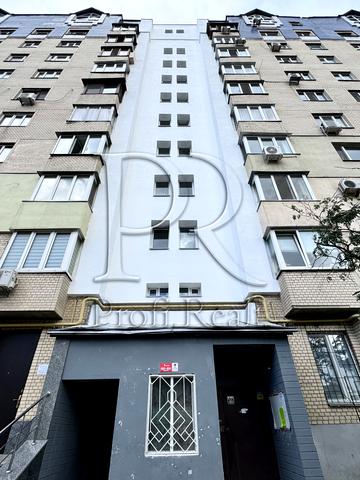Анни Ахматової вул., 5