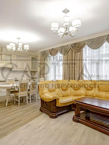 Академіка Філатова вул., 2/1