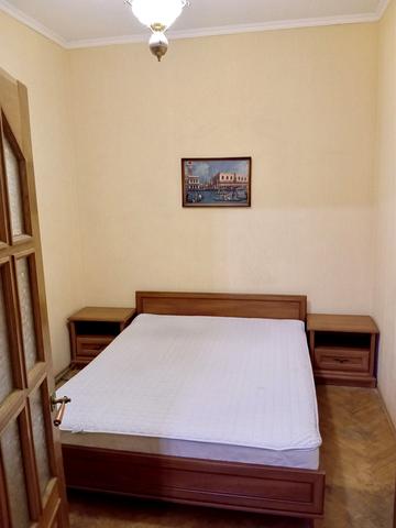 Бессарабська пл., 7