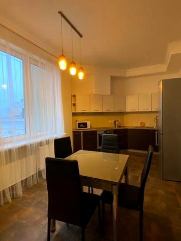 Дмитрівська вул., 80