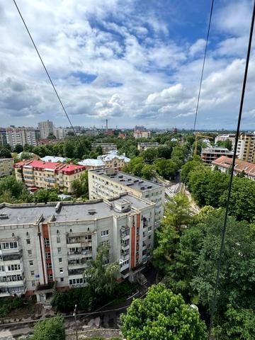 Листопадна вул., 16