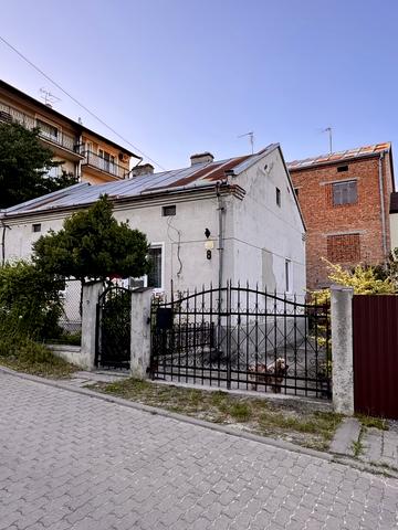 Січнева вул., 8