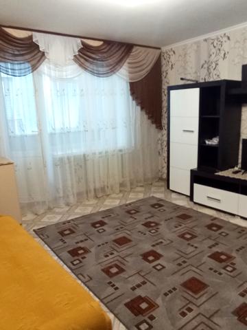 Космонавтів вул., 98