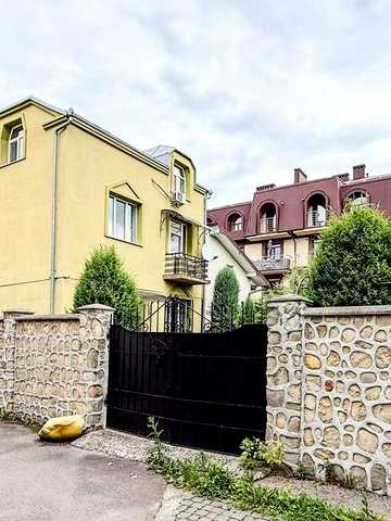 Михайла Павлика вул., 3