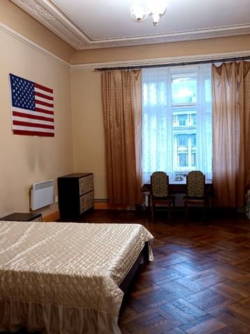 Адама Міцкевича пл., 6/7